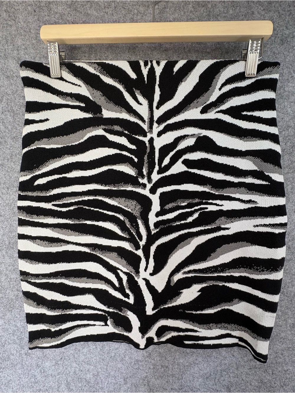 NWT Express High waisted body contour Zebra-Print sweater Pencil Skirt medium
